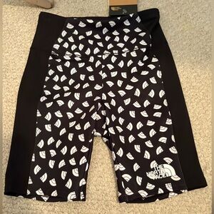 The North Face Black and White Girls' Logo biking shorts NWT size medium (10)